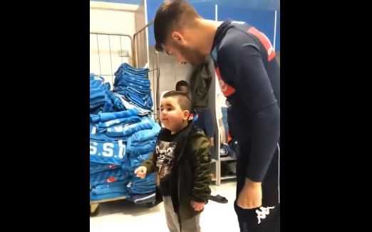 Napoli, spogliatoio in festa: il piccolo tifoso balla la Papu Dance. Il video preview