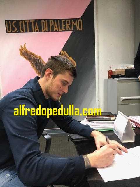 Fiore al Palermo: ecco la foto della firma con il club di Zamparini preview