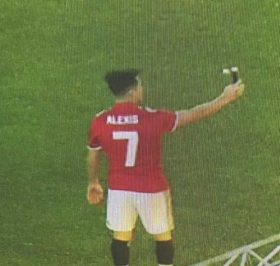 Sanchez non perde tempo, spunta una foto con la maglia dello United: è la numero 7 preview