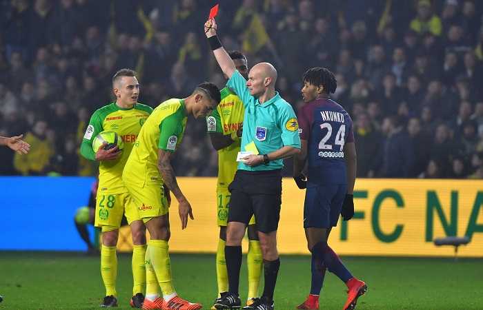 Ligue 1: sospeso l’arbitro di Nantes-Psg dopo lo sgambetto a Diego Carlos preview