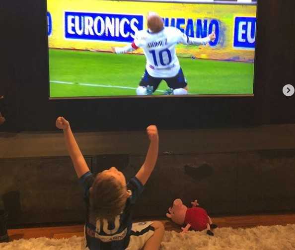 Il Papu Gomez segna al San Paolo, il figlioletto esulta allo stesso modo davanti alla tv! Una foto da incorniciare preview