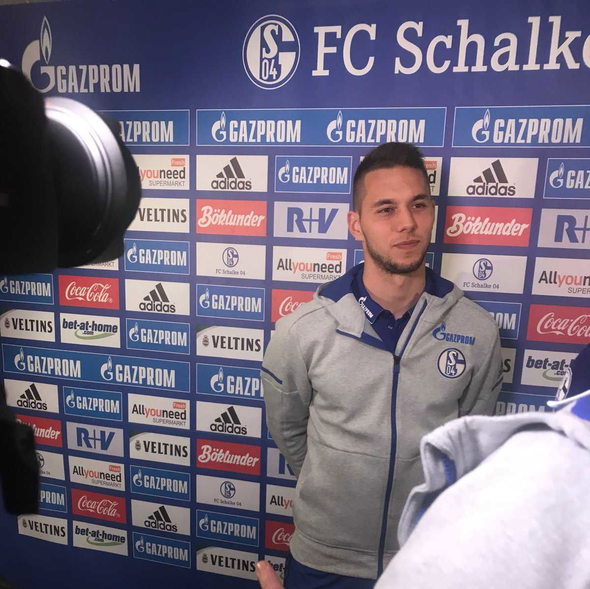 Schalke, le prime parole di Pjaca: “Ne ho parlato molto con Howedes, qui per giocare il più possibile” article-post