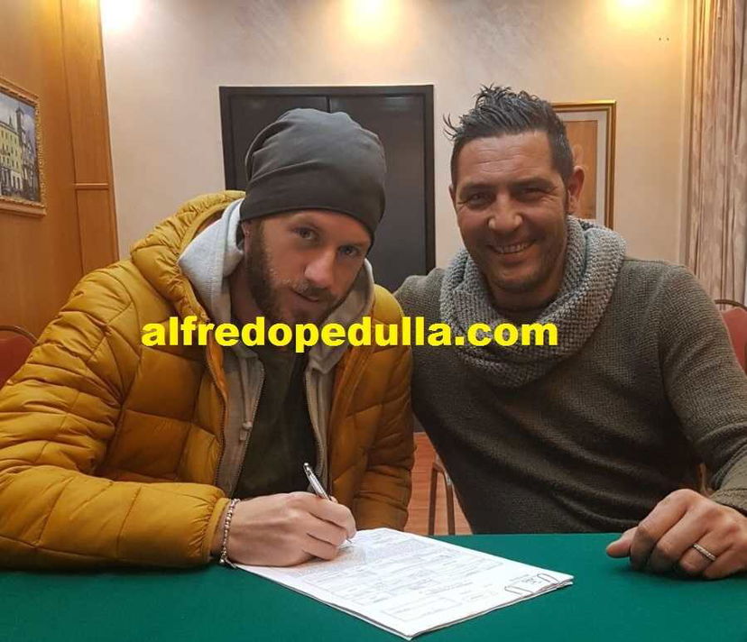 Sepe al Catanzaro: ecco la foto della firma preview