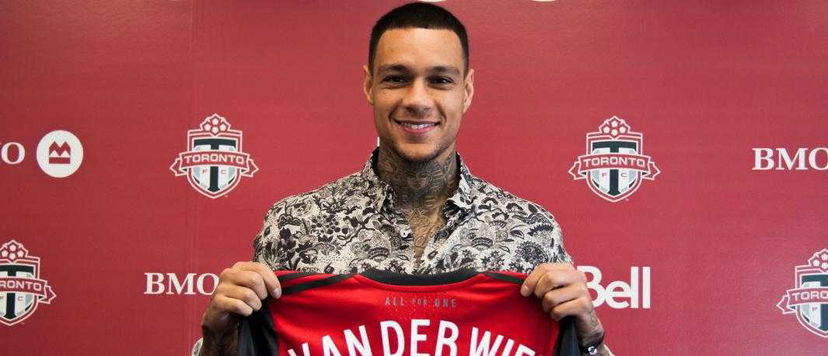 Ufficiale: Cagliari, Van der Wiel vola in MLS. È del Toronto preview