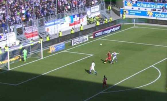 Incredibile a Duisburg: il portiere va a bere con la palla in gioco…e prende gol! Il video preview