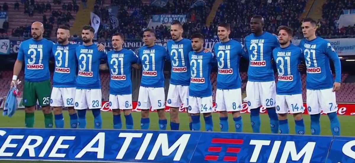 Il Napoli si stringe attorno a Ghoulam: tutti con la sua maglia all’ingresso in campo article-post