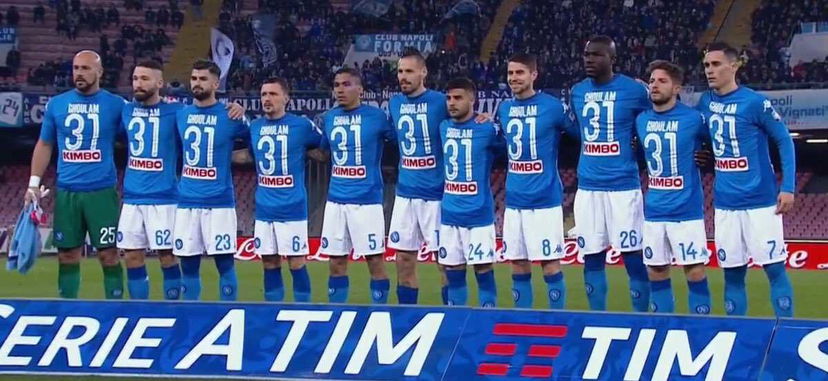 Il Napoli si stringe attorno a Ghoulam: tutti con la sua maglia all’ingresso in campo preview