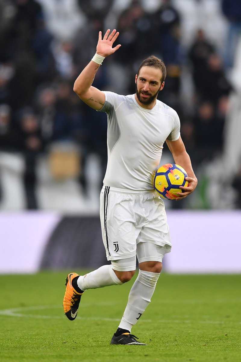 Bimbo gli chiede la maglia con uno striscione, Higuain corre a consegnargliela a fine partita. Il video preview
