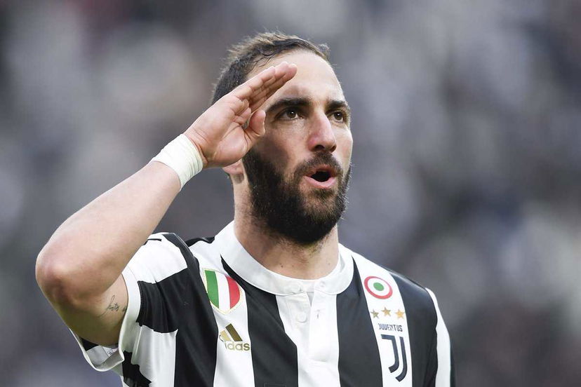 Caldara e Bonucci pronti a lasciare i ritiri di Juve e Milan. Higuain… preview
