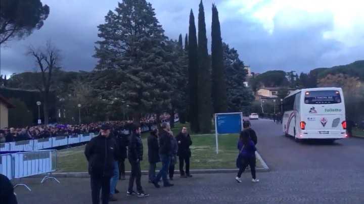 Astori, la Fiorentina lascia il centro tecnico di Coverciano tra gli applausi. Il video article-post