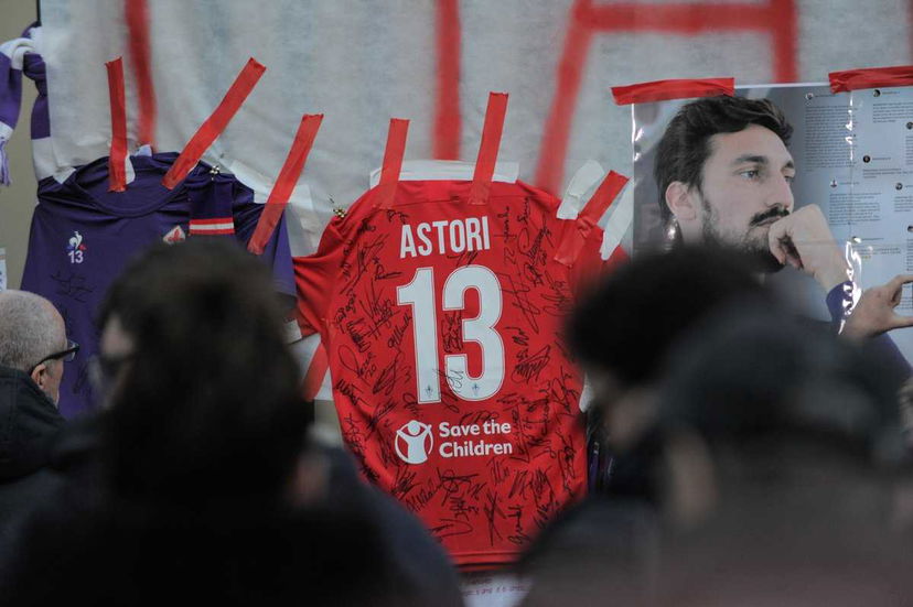 Astori, piazza Santa Croce gremita per l’ultimo saluto preview