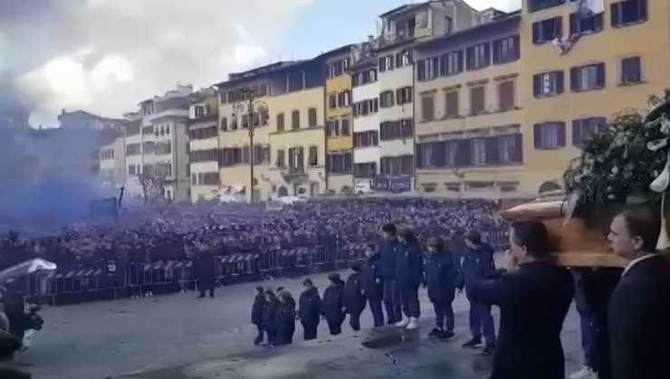 Fiorentina, i tifosi salutano Astori: “C’è solo un capitano”. Il video preview