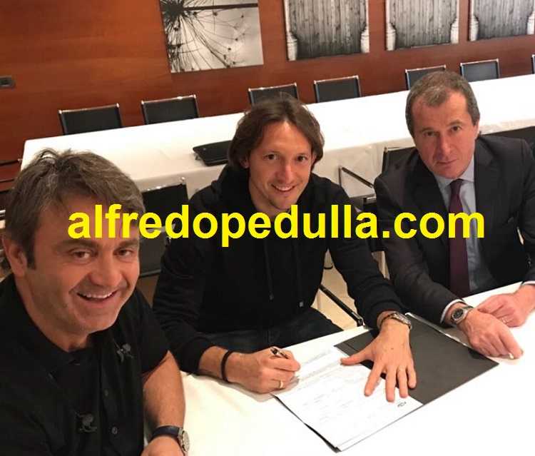 Barreto rinnova con la Samp: ecco la foto della firma preview