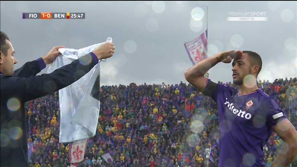 Fiorentina-Benevento la sblocca Vitor Hugo: il sostituto di Davide Astori, numero di maglia inverso. E quell'esultanza...