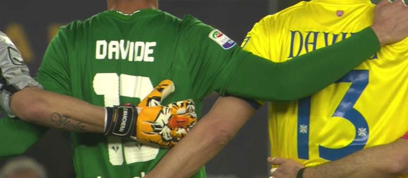 Verona-Chievo: abbracciati tutti insieme nel ricordo di Astori con la maglia speciale preview