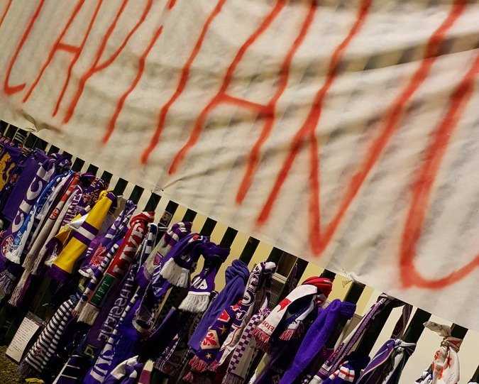 Sciarpe, striscioni, fiori, candele, di tutto all’Artemio Franchi: l’affetto di Firenze per Davide Astori preview