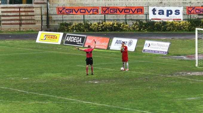 Il portiere del Messina non trattiene la pipì e urina dietro la porta: l’arbitro lo espelle article-post