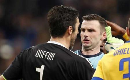 Buffon e arbitro Oliver Foto Football3651