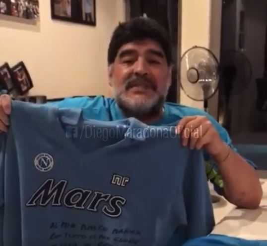 Maradona ringrazia Hamsik: “Un onore ricevere la tua maglia. Noi non siamo come tutti gli altri calciatori” preview