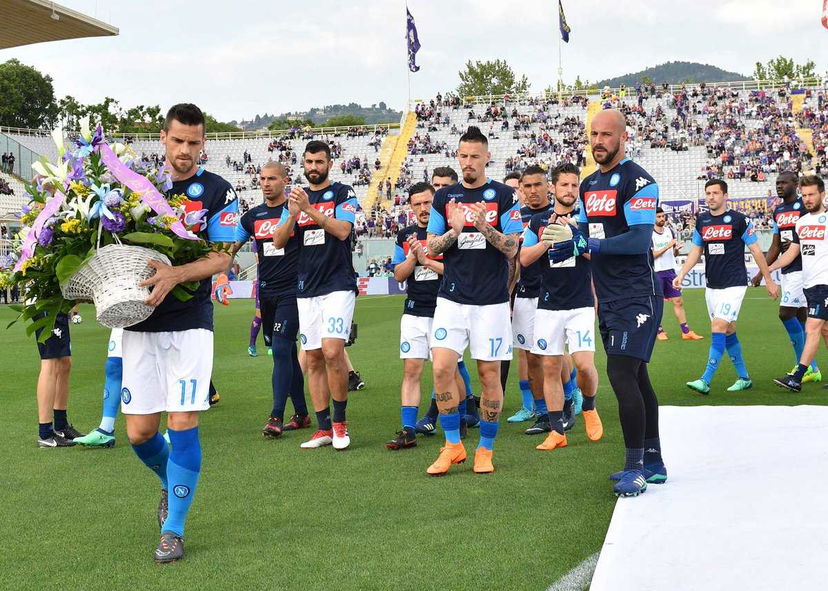 Il Napoli omaggia Astori: deposto un mazzo di fiori al centro del campo. Il video preview