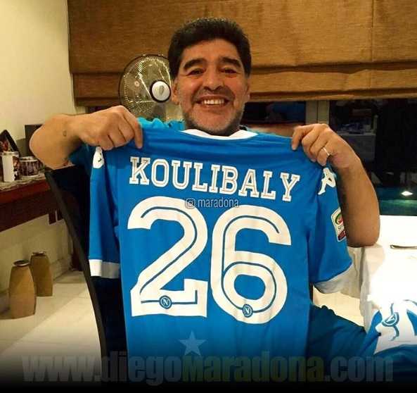 Napoli, Maradona festeggia e posa con la maglia di Koulibaly preview