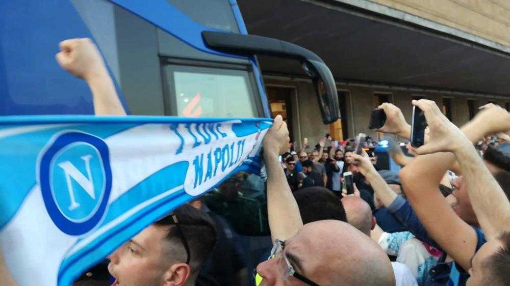 Napoli, entusiasmo anche a Firenze: i tifosi azzurri abbracciano la squadra all’arrivo in stazione article-post