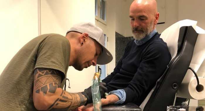 Pioli, un tatuaggio per ricordare Astori. Le foto preview