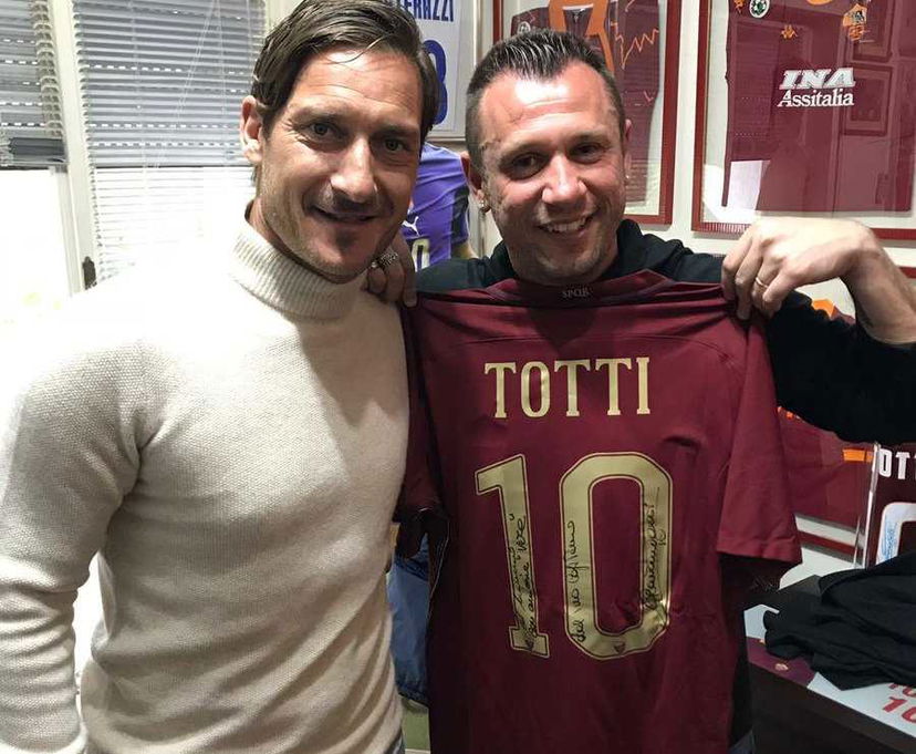 Cassano in visita alla Roma, il messaggio di Totti: “Bello rivederti a Trigoria, che coppia!” preview