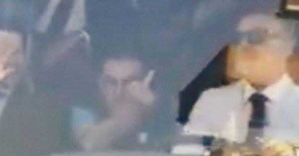 Insulti verso il pullman del Napoli, Sarri risponde con il dito medio preview