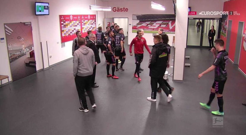 Bundesliga: l’arbitro fischia la fine del 1° tempo…e poi concede un rigore col Var! Friburgo richiamato dagli spogliatoi. Il video preview