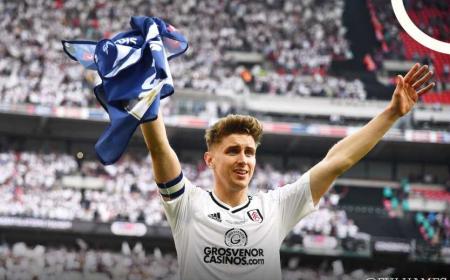 Cairney festeggiamenti playoff Fulham Twitter
