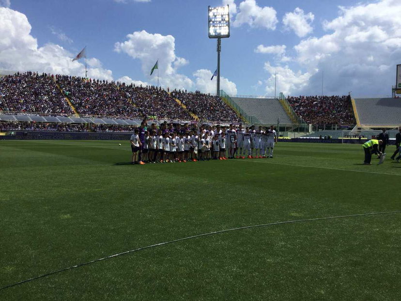 Fiorentina e Cagliari ricordano Astori: scambio di maglie e fascia speciale. Le foto preview
