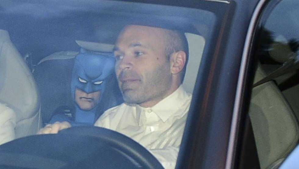 Iniesta si presenta con… Batman al Galà del Barcellona article-post