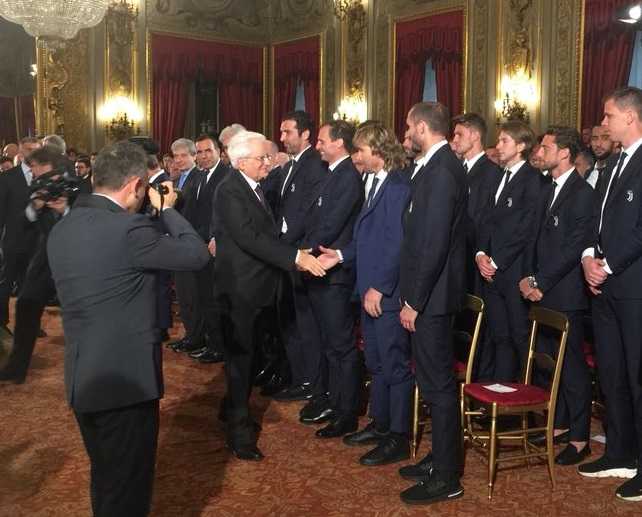 Mattarella ai giocatori di Juve e Milan: “Siete un modello di competizione leale. Gli arbitri vanno aiutati” preview