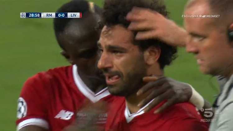 Salah esce in lacrime: problemi alla spalla dopo un contrasto con Ramos preview