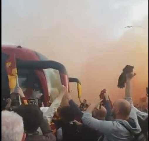 Il pullman della Roma arriva all’Olimpico tra l’entusiasmo dei tifosi, il video preview