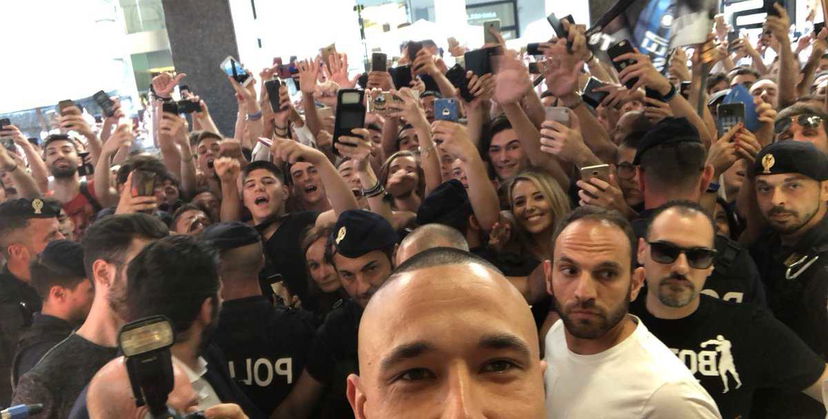 Inter, bagno di folla per Nainggolan: il belga si scatta un selfie con i tifosi preview