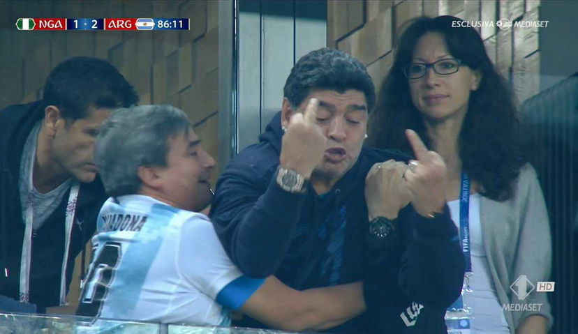 Maradona incontenibile: insulti e gestacci dopo il gol qualificazione dell’Argentina preview