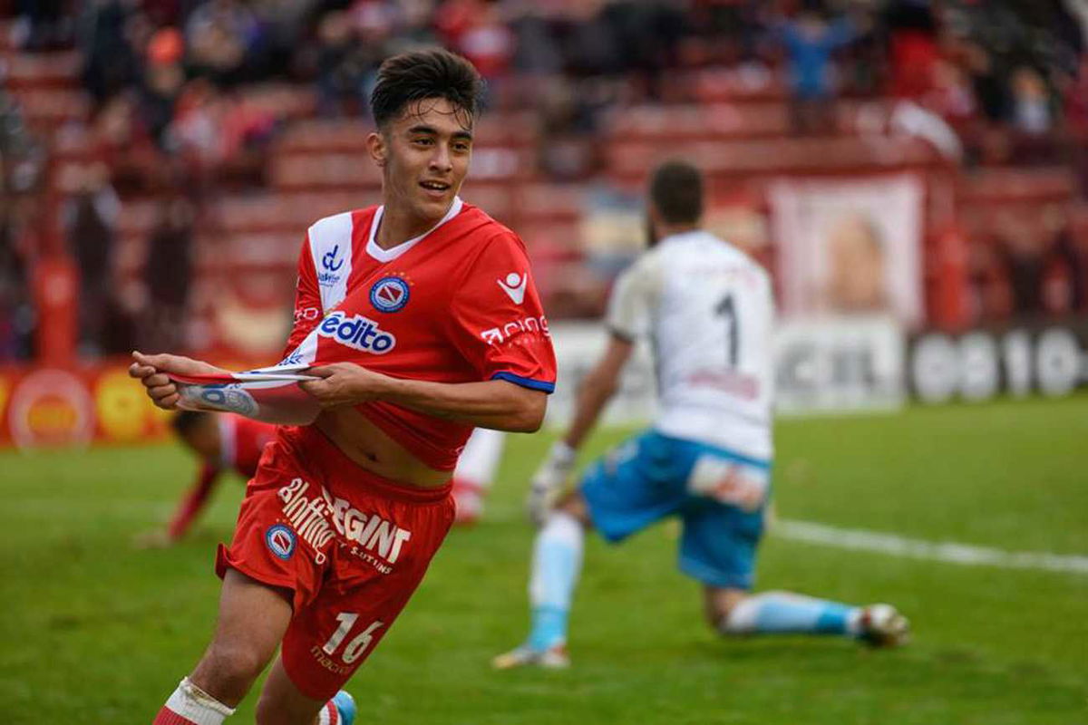 TALENTO E SENSO DEL GOL: NICO GONZALEZ, DALL’ARGENTINA ALL’ITALIA PER STUPIRE article-post