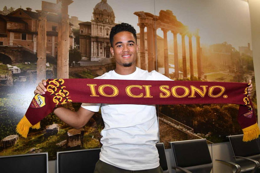Roma, terminate le visite mediche di Kluivert a Villa Stuart: adesso la firma preview