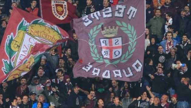 Reggiana, i tifosi invadono il campo a Siena e interviene la polizia preview