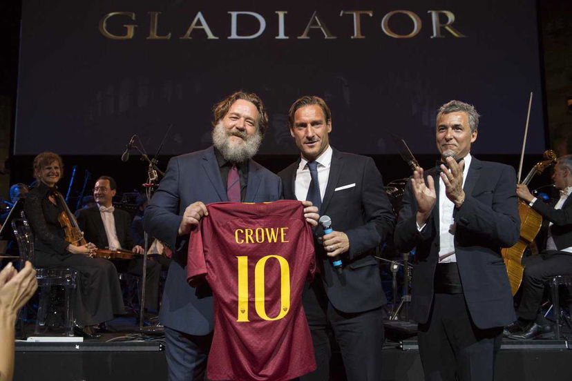 Totti e Russell Crowe, due “gladiatori” al Colosseo. La foto preview