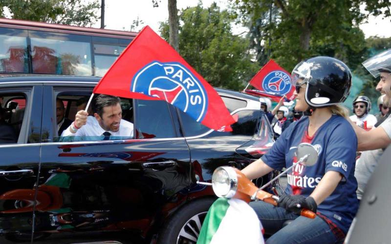 Buffon arrivo corteo Vespe Psg Twitter
