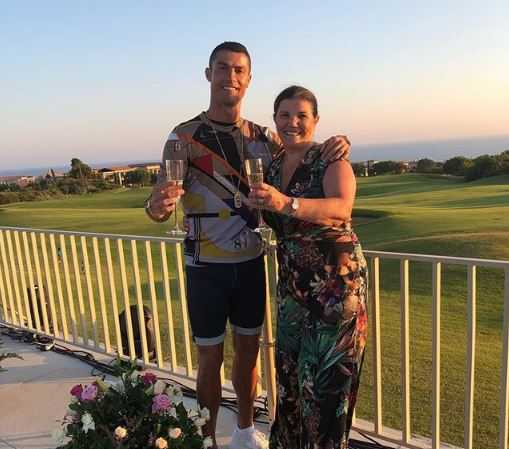 Ronaldo, brindisi con mamma Dolores. In attesa di abbracciare la Juve preview