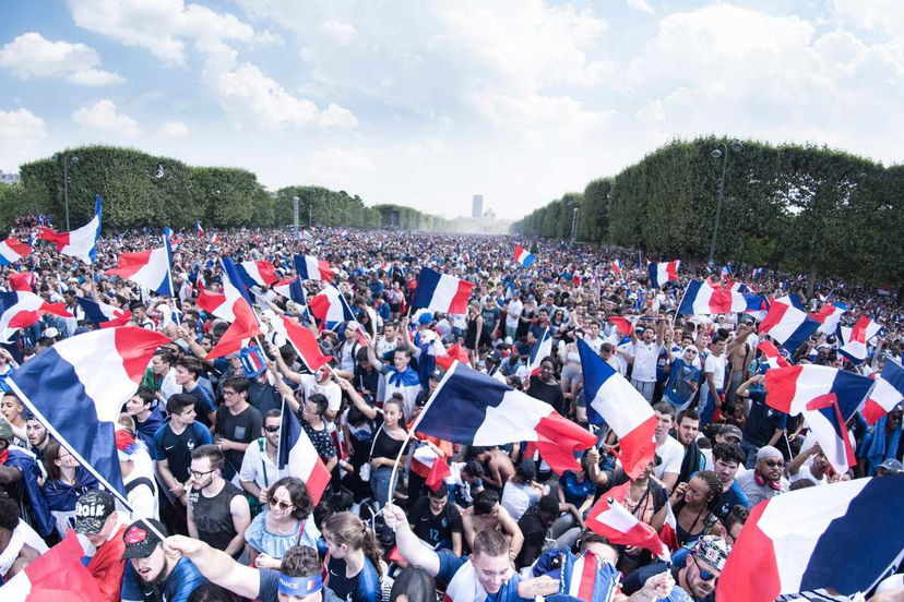 Francia sul tetto del mondo: folla oceanica per le strade di Parigi. Le foto preview