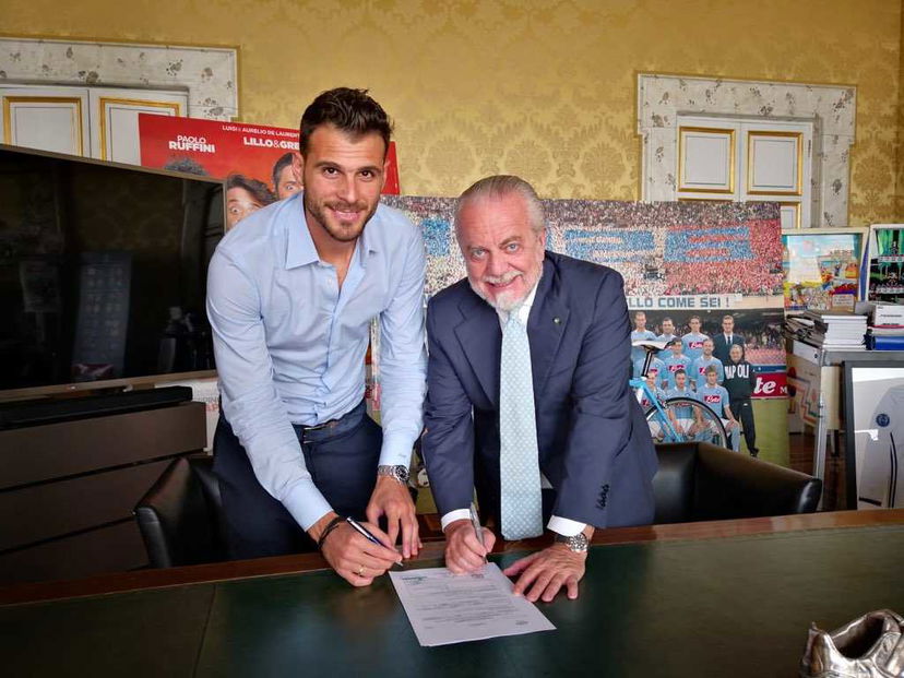 Napoli, ora è ufficiale anche Karnezis: ecco la foto della firma preview