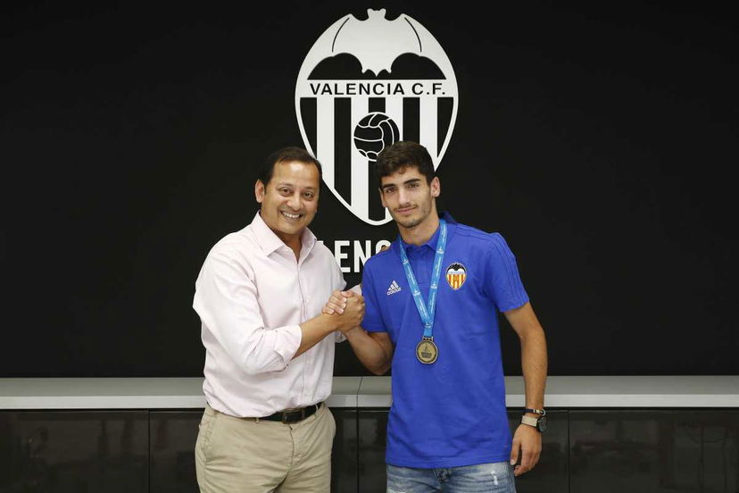 Ufficiale: Valencia, rinnova il giovane Pascu. Clausola da 80 milioni preview