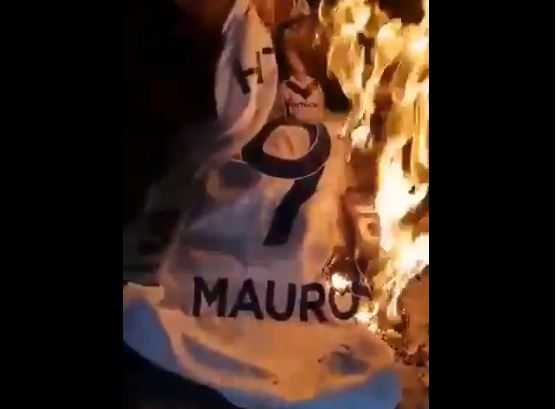 Mauro Zarate riparte dal Boca Juniors: i tifosi del Velez bruciano la sua maglietta preview