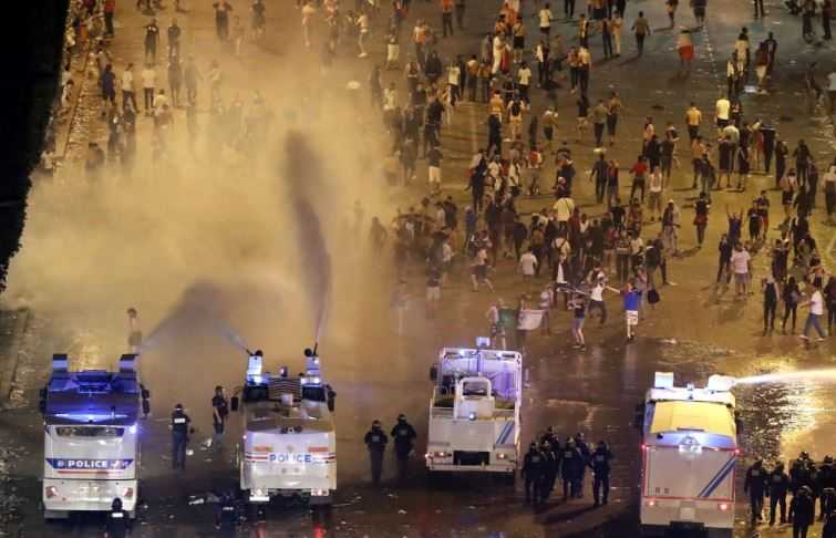 Francia, gli incidenti rovinano la festa dei Campioni del Mondo preview