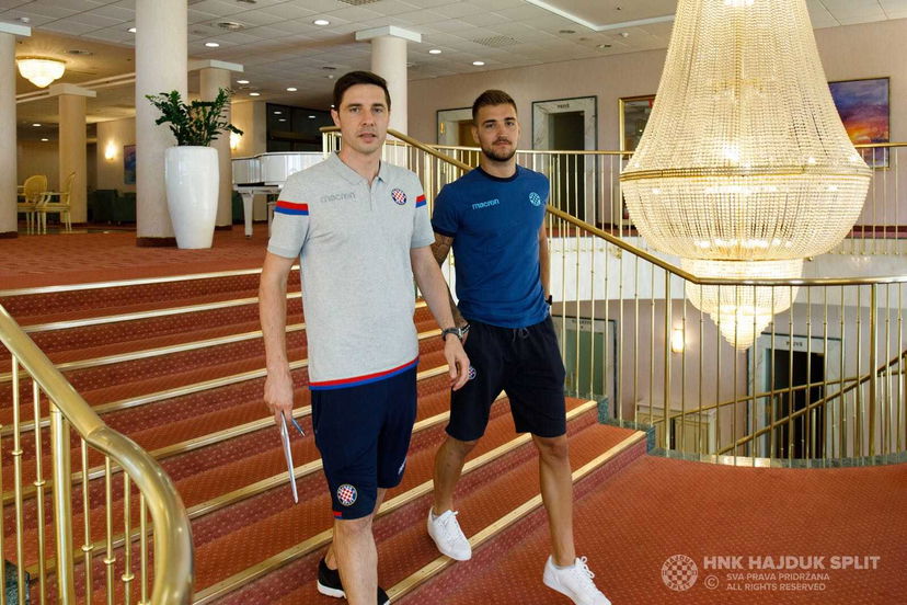 Posavec, le prime ore con l’Hajduk: eccolo con il direttore sportivo Bjelanovic preview
